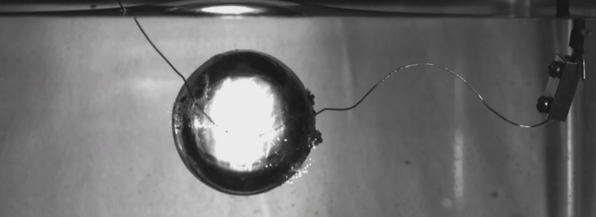 观测水下放电产生的空化现象